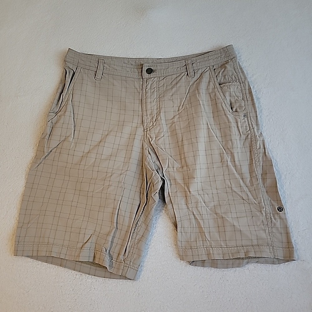 Lululemon Shorts Men 36 Beige Plaid Check Stretch Golf Athleisure Casual EUC